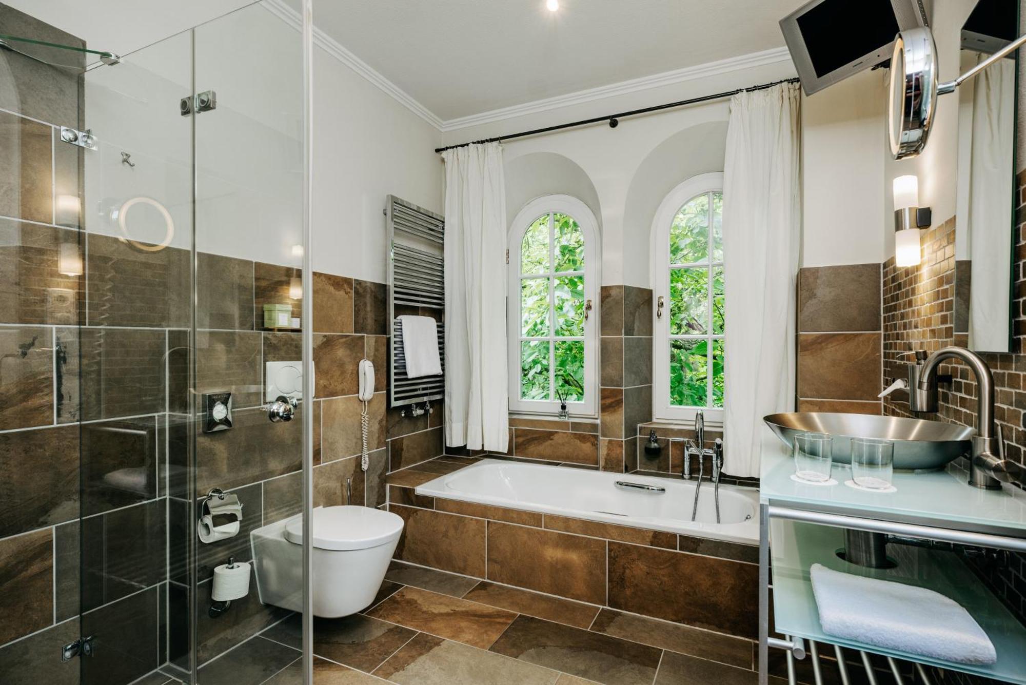 Отель Romantik Hof Zur Linde 4*